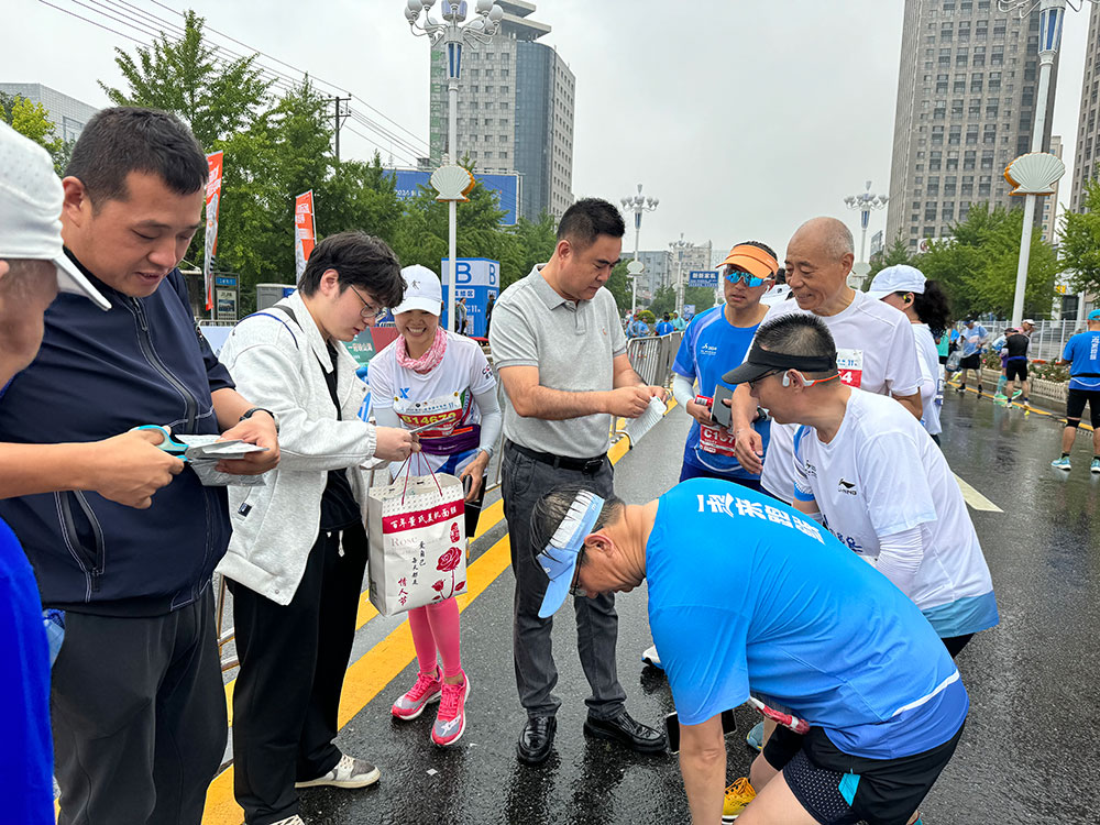 逐梦鲅马，与爱同行！2024年5月26日营口鲅鱼圈马拉松大赛，百年董氏公司领导及员工现场为体育健儿免费贴敷膏药，以缓解运动员因过度运动导致的关节酸胀肿痛及不适！ 